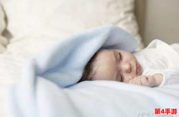 一小孩半夜喂女孩吃困吧：令人感动的爱心行为展现出纯真与温暖
