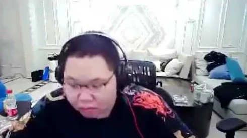 “pdd碰到暴躁妹子csgo:她的强势风格让比赛瞬间变得火花四溅,引发激烈对话!” “pdd碰到暴躁妹子csgo:她的强势风格让比赛瞬间变得火花四溅,引发激烈对话!”