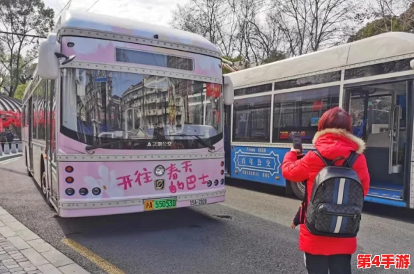 公交车最后一排被c到爽，这局游戏我要一直玩到终点站