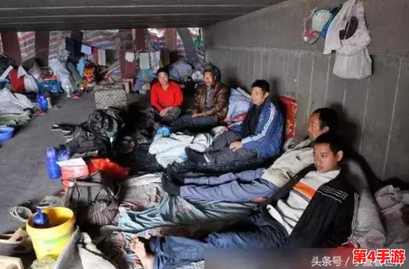 农民工工棚嫖媢姣女录象引发社会热议,反映出底层生活的无奈与悲哀 农民工工棚嫖媢姣女录象引发社会热议,反映出底层生活的无奈与悲哀
