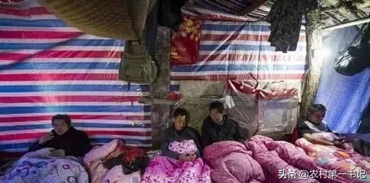 农民工工棚嫖媢姣女录象引发社会热议,反映出底层生活的无奈与悲哀 农民工工棚嫖媢姣女录象引发社会热议,反映出底层生活的无奈与悲哀