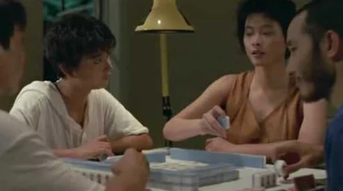 一男一女打扑克不盖被子，谁是最后的赢家？牌桌上的暗战一触即发