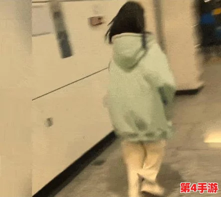 骚年澡堂玩高龄老头,真是让人哭笑不得,现场气氛热烈,忍不住想再去一次! 骚年澡堂玩高龄老头,真是让人哭笑不得,现场气氛热烈,忍不住想再去一次!