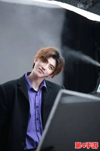 男人秘 桶进美女坤坤里，网友热议：这究竟是爱情的纠葛还是一场游戏？