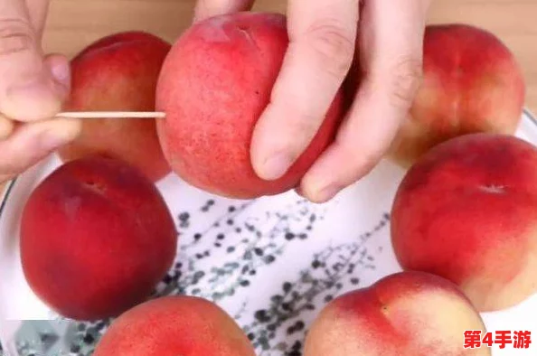 科学探索：坤坤插进桃子里背后的神奇自然现象解读