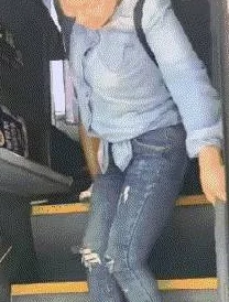 车上忘穿内裤被揉到高潮，这种情境不仅让人感到尴尬，更引发了对欲望与意外刺激的深刻思考