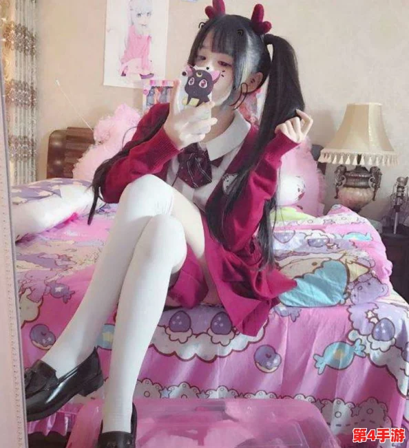 白丝校花 扒开美腿甜美，网友纷纷表示：“这画面太养眼了，真是让人心动不已！”