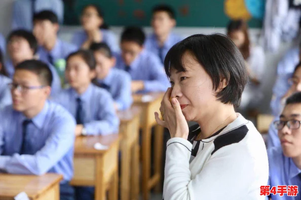 男生把困困放进老师的句号里，这个行为反映了学生对课堂氛围的调侃与对老师权威的挑战，充满了青春的叛逆和幽默感