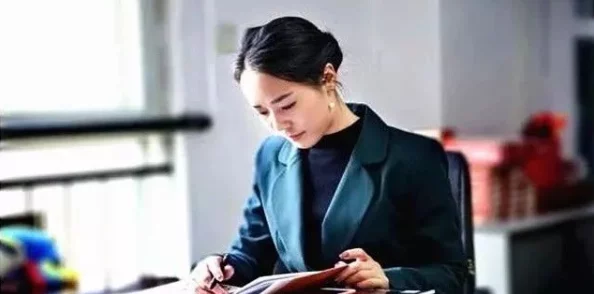 年轻女保险销售员5：网友热议她的销售技巧与职场挑战，纷纷表示佩服和羡慕！
