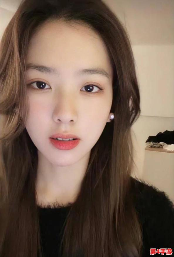 张婉莹自己拿着根笔，网友热议：这一幕真是太可爱了，展现了她的独特魅力和才华！