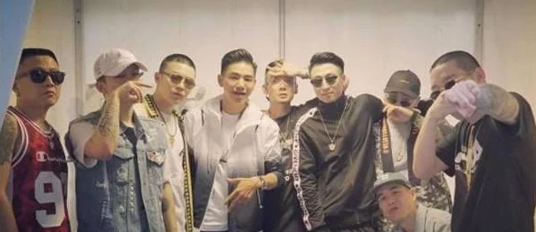 黑人双人RAPPER的背景故事:网友评论称他们的音乐风格独特,歌词深刻,令人感受到强烈的情感共鸣与社会现实 黑人双人RAPPER的背景故事:网友评论称他们的音乐风格独特,歌词深刻,令人感受到强烈的情感共鸣与社会现实