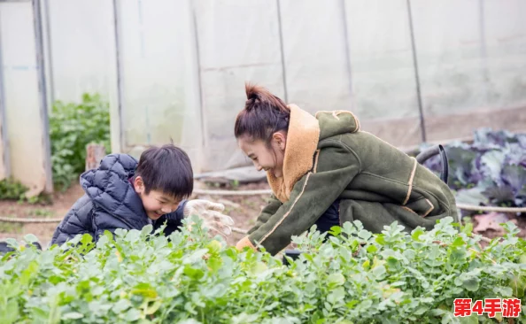 一小孩和妈妈摘萝卜不盖被子黄，网友热议：这才是真正的亲子时光与自然教育！