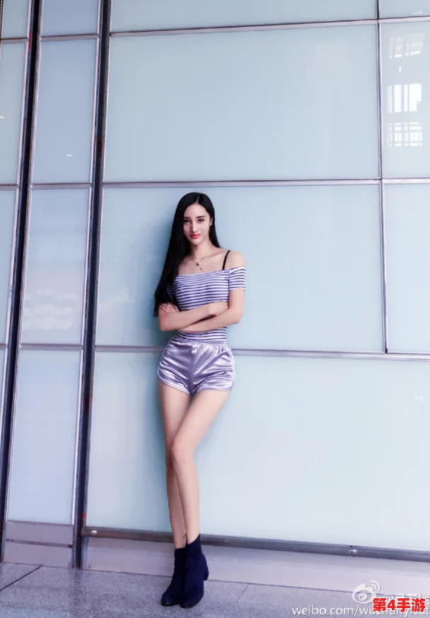 白丝校花 扒开美腿甜美打扑克，网友称赞：画面太美不敢直视，真是视觉盛宴！