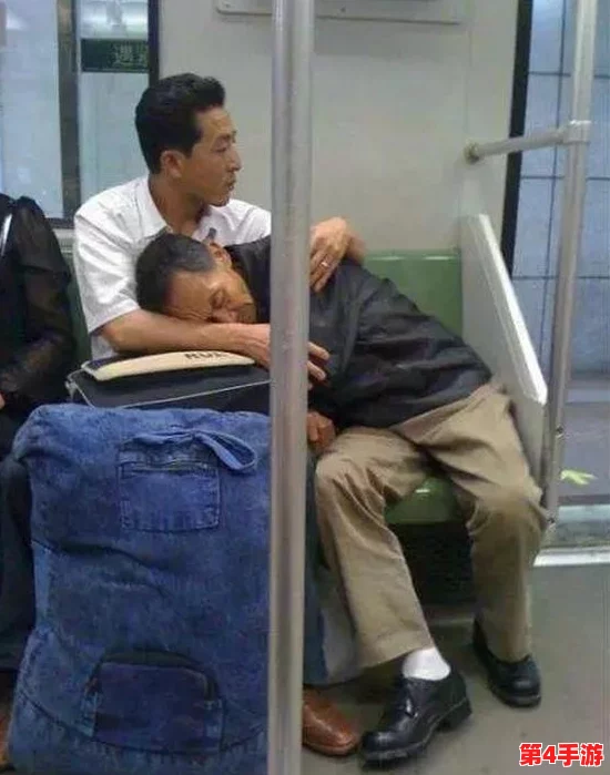 地铁奇遇：揭秘逃脱猴子的神秘装扮，是哪款服装助它一臂之力？