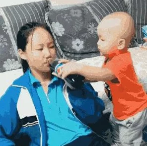 坤坤不小心提到女生怎么办？网友热议：这真是个尴尬的瞬间，大家怎么看？