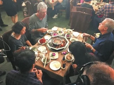 骚年和老大爷互吃：一场跨代际的美食交流与理解之旅