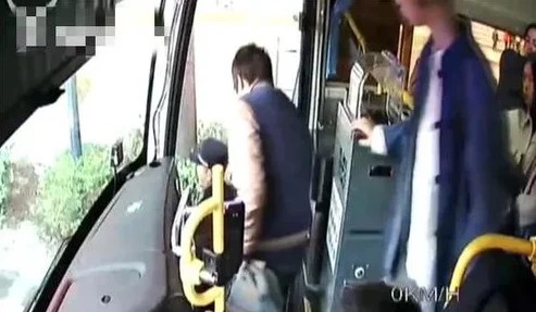 在公交车上    舒服吗？乘客们都能找到自己的舒适度