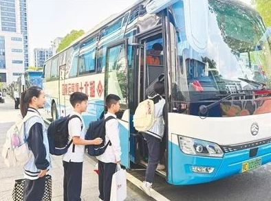 只穿一件外套坐公交车，感受冬日温暖与出行的自由，享受城市的喧嚣与寂静交织的美好时光
