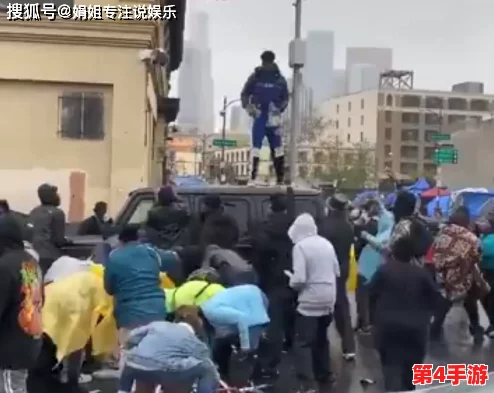 被十几个工人爽了一下午，因施工现场意外停电引发居民热议与不满情绪升级