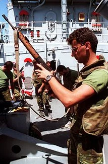 CS系列中MP5与其他热门冲锋枪伤害对比：哪款更适合反恐精英战场？