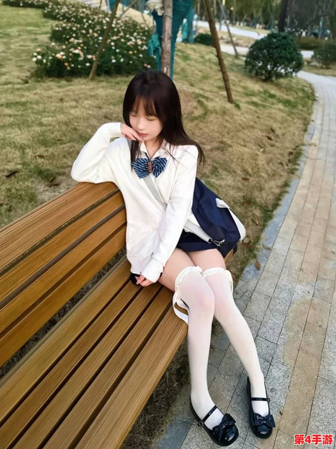 白丝校花扒腿,风华绝代却难掩其羞涩之态 白丝校花扒腿,风华绝代却难掩其羞涩之态