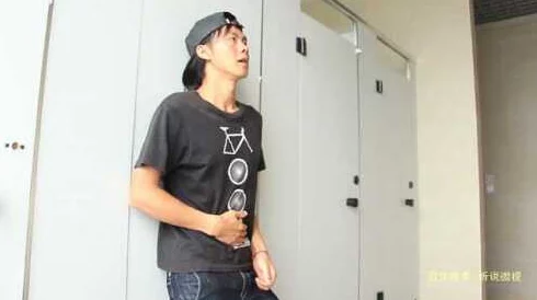 高冷男生尿很急很急憋哭了,因校园厕所关闭引发众多学生关注与讨论 高冷男生尿很急很急憋哭了,因校园厕所关闭引发众多学生关注与讨论