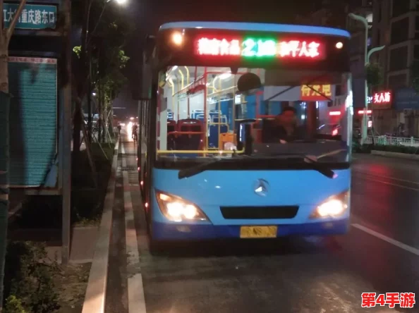 公交车检票员用B检票上车,体验便捷出行,感受城市交通的效率与温暖 公交车检票员用B检票上车,体验便捷出行,感受城市交通的效率与温暖