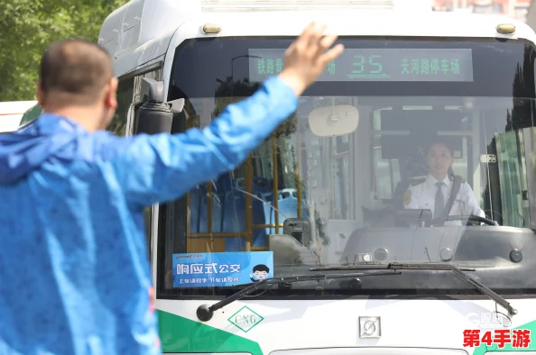 公交车检票员用B检票上车,体验便捷出行,感受城市交通的效率与温暖 公交车检票员用B检票上车,体验便捷出行,感受城市交通的效率与温暖