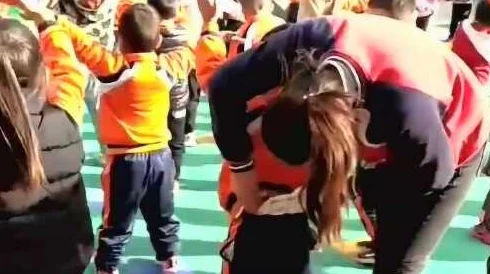 老师解开扣子让我吃她奶，展现了教育者的宽容与关怀精神