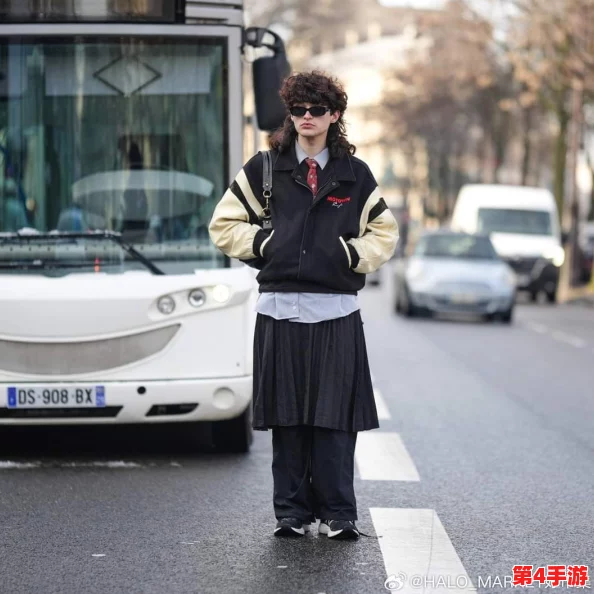 男生坤坤穿女生定眼，2024年时尚潮流引领新风尚，性别界限再度模糊！
