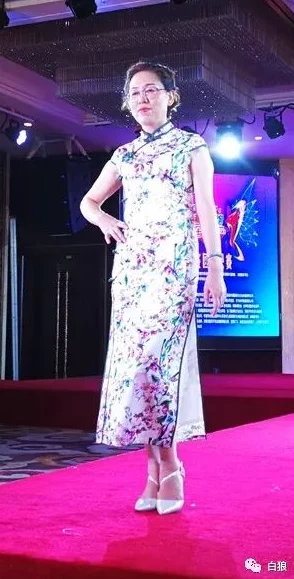 老师黑色双开真班主任丝旗袍的独特魅力与时尚风格,展现了教师职业的优雅与个性化表达 老师黑色双开真班主任丝旗袍的独特魅力与时尚风格,展现了教师职业的优雅与个性化表达