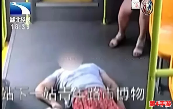 公交车上隔着内裤进入,网友惊呼:这样的行为实在让人难以接受,公共场合需尊重他人! 公交车上隔着内裤进入,网友惊呼:这样的行为实在让人难以接受,公共场合需尊重他人!