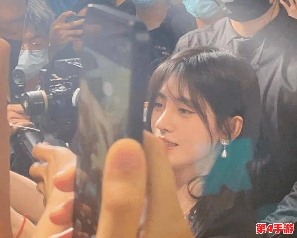 鞠婧祎你的奶好大摸起来好，引发网友热议，粉丝纷纷留言表达惊讶与支持