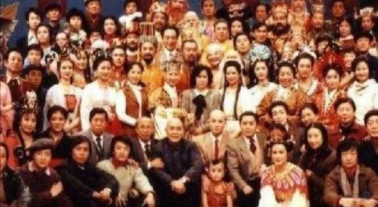 胡桃脚法娴熟，年轻选手在全国比赛中展现出惊人技艺，引发观众热烈反响与赞誉