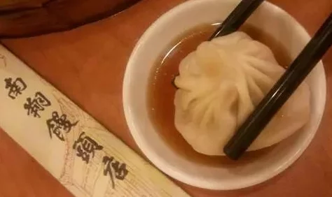 罕见精品一线天白馒头引发美食爱好者热议,成为新晋网红食品,吸引众多游客前来品尝 罕见精品一线天白馒头引发美食爱好者热议,成为新晋网红食品,吸引众多游客前来品尝