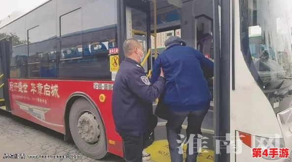 赵丽雅正搭公交车准备回家，路遇粉丝热情合影引发围观，现场气氛温馨感人