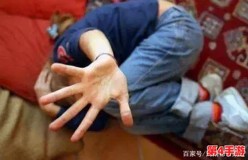 巴掌狠揍红肿臂瓣,痛苦感受让人心疼,背后隐藏的情感故事引发关注与讨论 巴掌狠揍红肿臂瓣,痛苦感受让人心疼,背后隐藏的情感故事引发关注与讨论