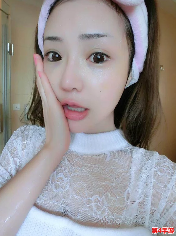 校花被 出乳白色液体软件，她坚强的面对困难，展现出了无比的勇气和坚韧