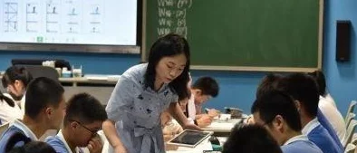 我把英语老师吵了一节课，课堂气氛瞬间变得紧张，同学们纷纷侧目关注事件发展