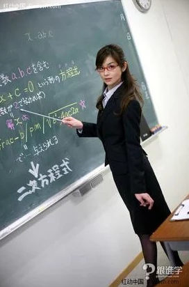 英语老师解开裙子，学生们目睹这一尴尬瞬间后纷纷发声引发热议