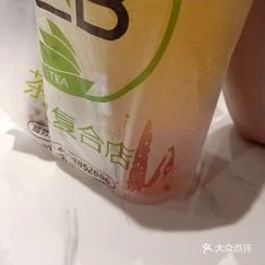 两个人吃一个b一个奶，这种搭配是否能满足不同口味的需求？探讨饮食文化中的奇特组合与其背后的意义