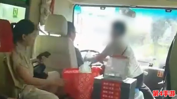在公交车上拨开内裤进去，乘客惊恐目睹不堪一幕引发社会关注与讨论