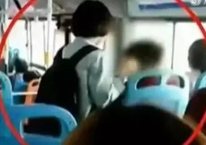 在公交车上拨开内裤进去，乘客惊恐目睹不堪一幕引发社会关注与讨论