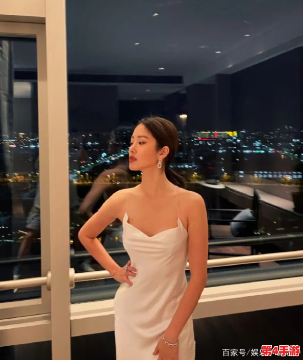 胡秀英撅起丰满的大屁股，引发网友热议，纷纷评论其身材曲线与自信态度，成为社交媒体的新焦点