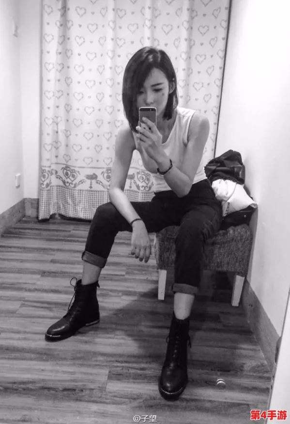 欧美致敬很多经典的黑白mv，展现了音乐与影像艺术的完美结合，引发观众对过去时代的深刻怀念与思考