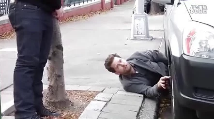 高冷男生尿急憋不住尿出来了，现场目击者惊呼：没想到他会这样失态！