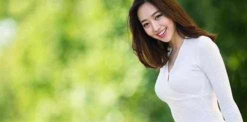极品人妻videos人妻：探讨现代婚姻中的情感与责任，如何平衡家庭与个人追求的挑战与机遇