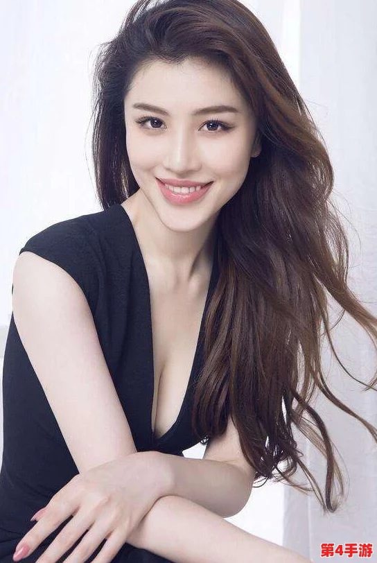 少妇露出茂盛浓密的毛毛，这种表现引发了人们对身体自然美和个人选择的讨论，值得我们深思