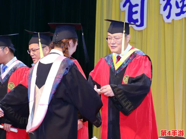 儿子毕业礼,爱弓凉，网友感慨：这份亲情真让人动容，祝福未来更加辉煌！