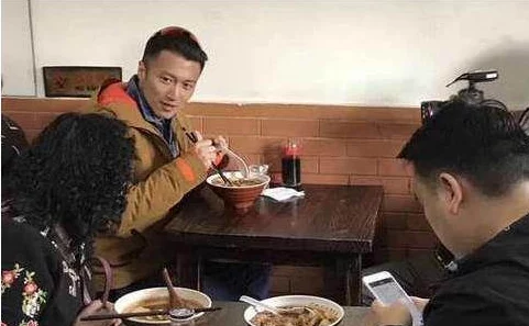 东北老阿姨叫的没谁了吗？她与年轻小伙子约会被拍，网友纷纷围观热议！